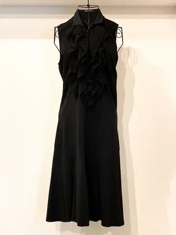 레지나 로만티코, 프릴 장식 블랙 슬리브리스 원피스