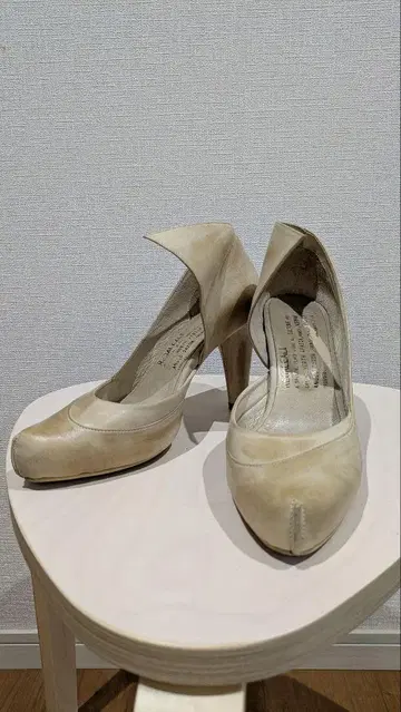 크림색 하이힐