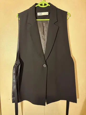 ZARA 블랙 슬리브리스 자켓