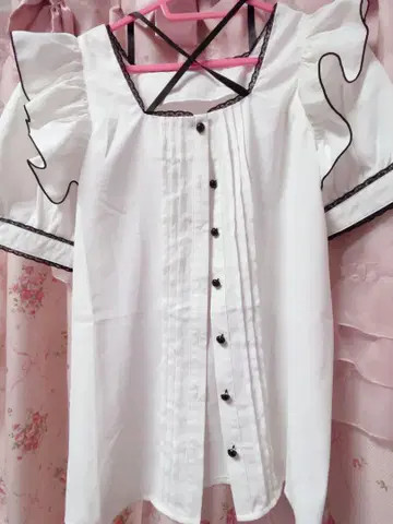 프릴 화이트 블라우스 반팔