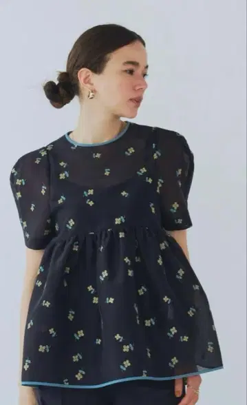yori 라메 클로버 퍼프 블라우스 size36