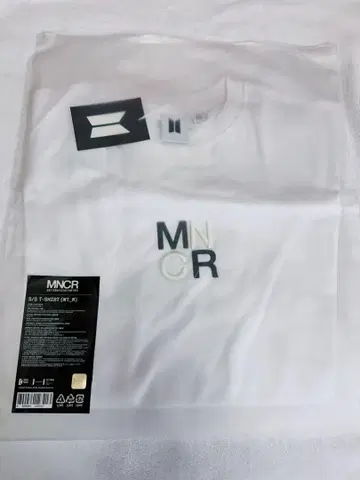 BTS POP-UP: MONOCHROME 흑백 티셔츠 M 사이즈