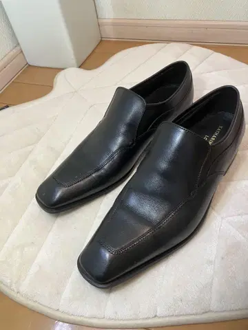 캐서린 햄넷 블랙 가죽 슬립온 비즈니스 슈즈