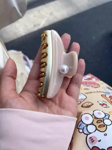베이지 펄 장식 헤어 클립