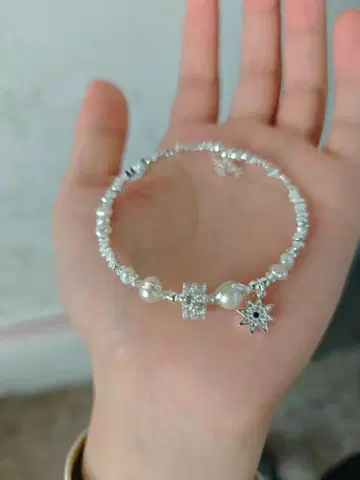 진주와 실버 별 모양 참 팔찌