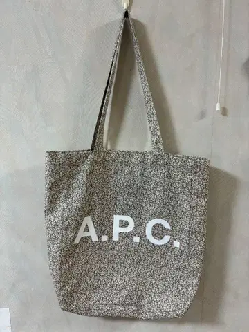 A.P.C. 꽃무늬 토트백