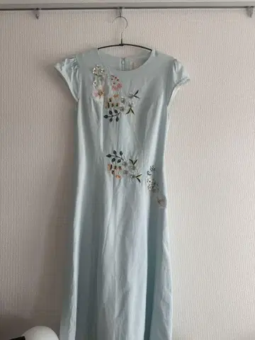 체스티 스카이블루 꽃무늬 자수 원피스