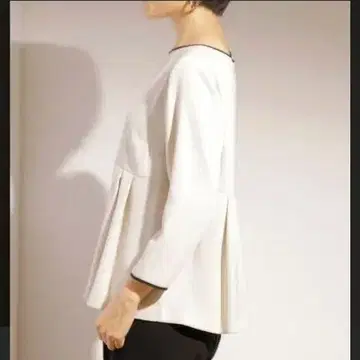 새상품급!! TIARA 블라우스