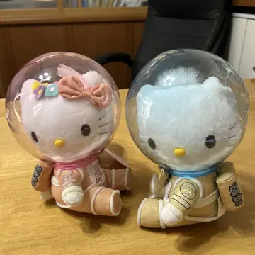 2000년 헬로키티 우주복 봉제 인형 2개 세트