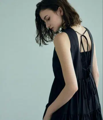 Mila Owen 블랙 티어드 드레스