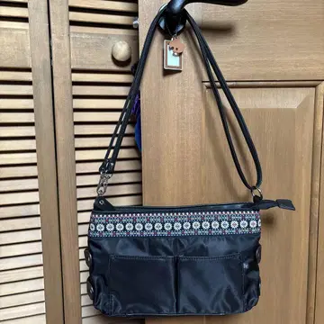 자수 장식 블랙 나일론 숄더백