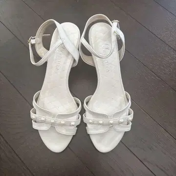 다이애나 펄 샌들 화이트