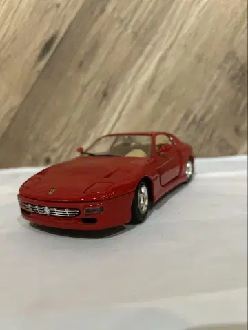Ferrari 1/18 스케일 모델 빨간색