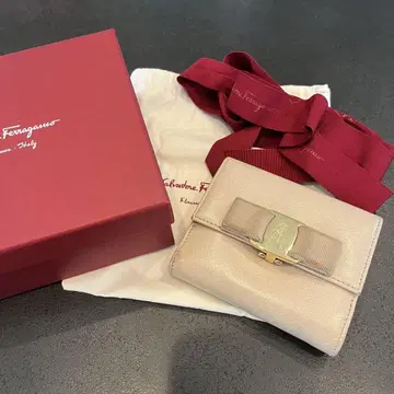 Ferragamo 베이지 반지갑