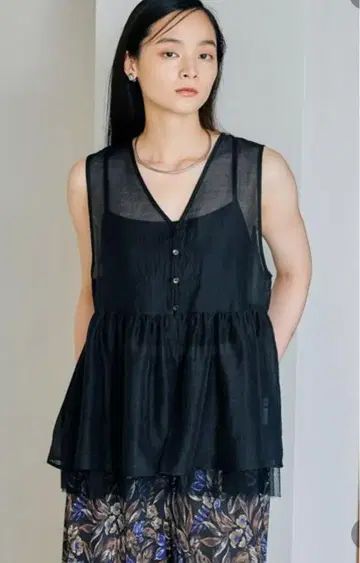 시어 자수 어소트 슬리브리스 블라우스 LEPSIM