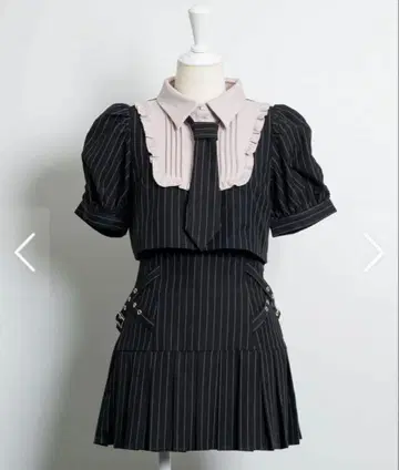 pium 넥타이 스퀘어 프릴 상의 사이드 벨트 플리츠 미니 스커트