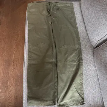 워크 팬츠 올리브 군빵 props store