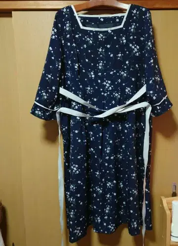 네이비 꽃무늬 반팔 무릎 기장 원피스