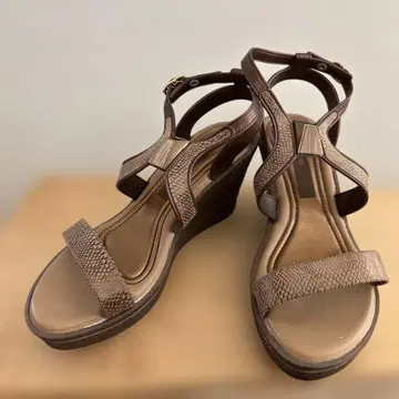 브라운 웨지힐 샌들