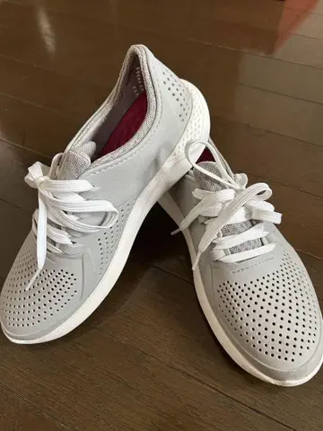 crocs 그레이 메쉬 스니커즈