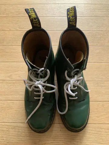 Dr. Martens 8홀 부츠