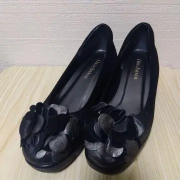 [ 22cm ] HILLS AVANNE 플라워 코사지 스웨이드 블랙