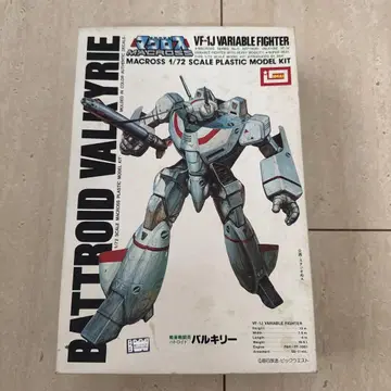 VF-1J 발키리 1/72 가변식 프라모델 키트