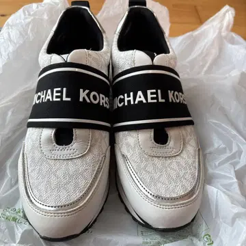 MICHAEL KORS 화이트 스니커즈