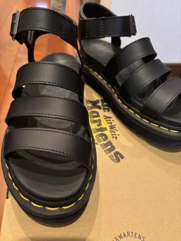 새상품 미사용 Dr. Martens 블랙 샌들