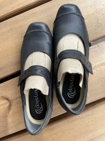 Airystep 블랙 가죽 포멀 펌프스 스트랩 포함