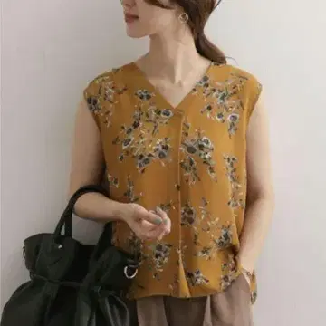 어반 리서치 도어스 플라워 프린트 프렌치 슬리브 블라우스 브라운