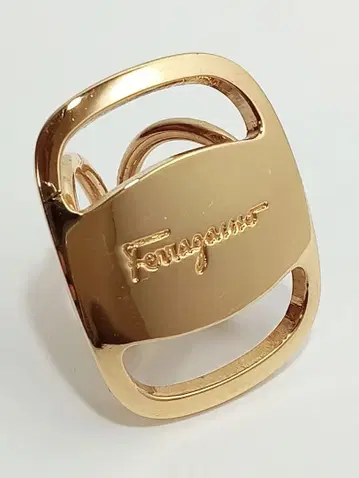 살바토레 페라가모 Ferragamo 스카프링 바라