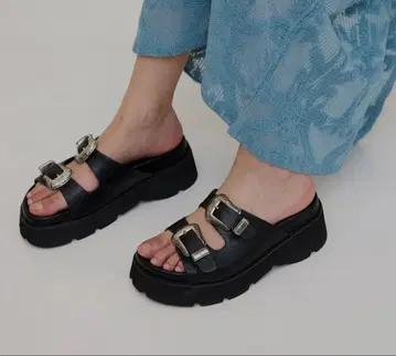 AMERI MEDI WESTERN BUCKLE SANDALS