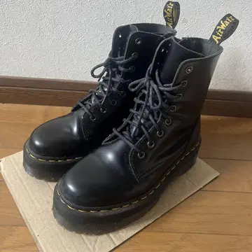 Dr. Martens 블랙 8홀 부츠