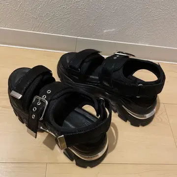 블랙 스트랩 통굽 샌들