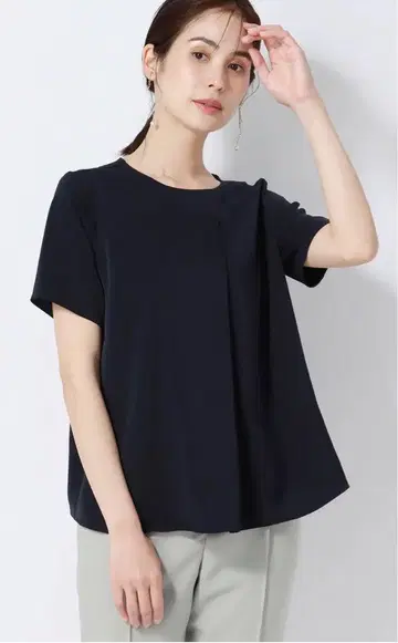 수트 스퀘어 비대칭 블라우스 / 워셔블 / UV 컷 택 포함 새상품