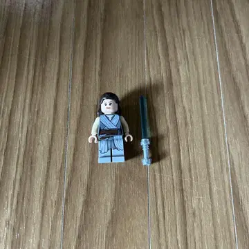 LEGO 스타워즈 레이 미니 피규어와 라이트세이버