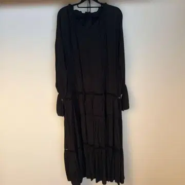 검은색 롱 슬리브 V넥 드레스