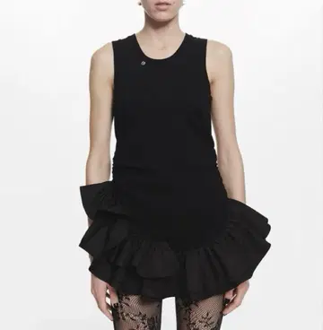 Bibiy. IRIS RUFFLE TOP 블랙