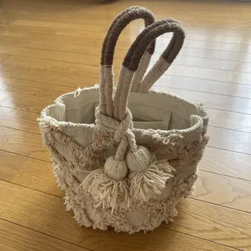 프린지 장식 베이지 핸드백