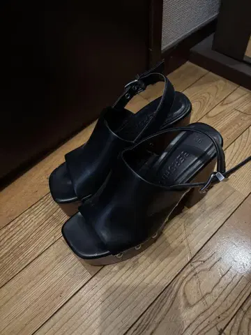 오픈토 샌들 블랙 스터드 장식 하이힐