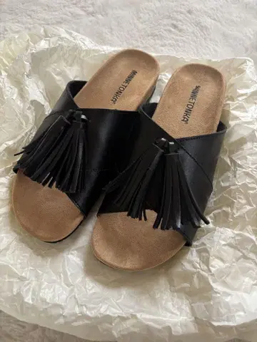 MINNETONKA 블랙 프린지 샌들