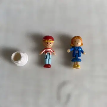 폴리포켓 인형과 스커트