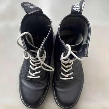 [일본 한정] Dr. Martens 하이컷 화이트 스티치 8홀 부츠