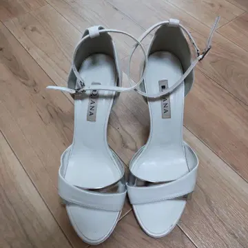 DIANA 화이트 스트랩 샌들