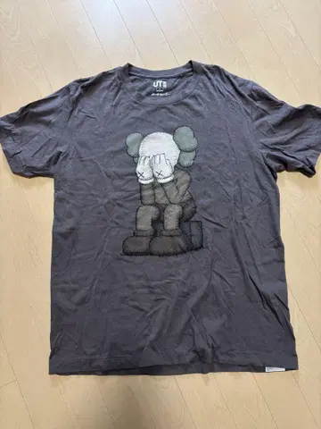 KAWS 다크 그레이 티셔츠 L 사이즈