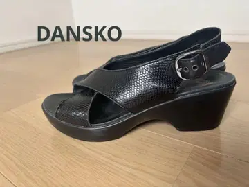 DANSKO 단스코 블랙 스트랩 샌들