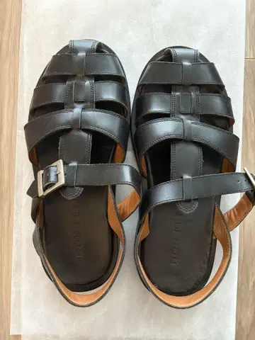 블랙 가죽 스트랩 샌들