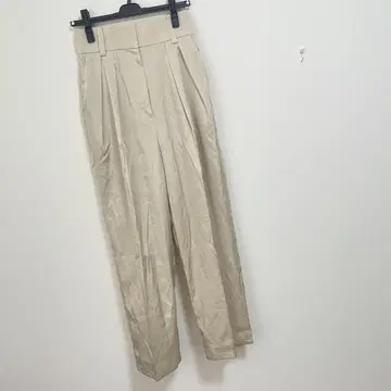 에멜리파인즈 EM 새틴 2턱 테이퍼드 팬츠