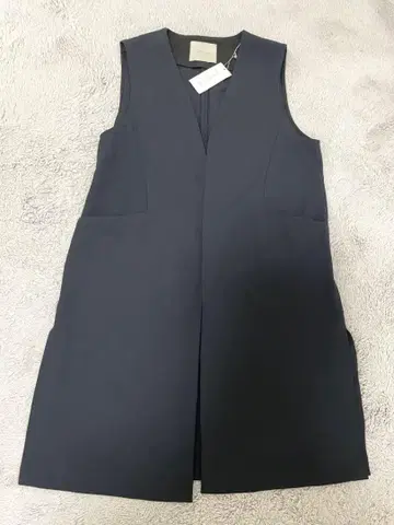 UNFILO 다크 그레이 V넥 슬리브리스 베스트